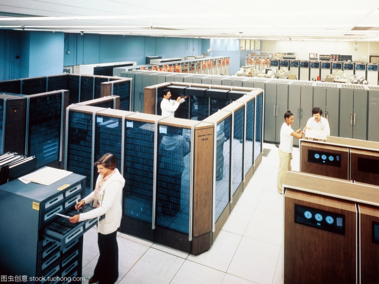 位于勞倫斯利弗莫爾國家實驗室llnl的cdc7600大型機之一。前景中的玻璃葉櫥柜擁有計算機的處理器。背景中的櫥柜是用于記錄或檢索信息,加載或保存程序的數據磁帶流。llnl有三部這樣的計算機,但它們的代碼正逐漸被轉移到更強大的cray-1超級計算機上。在llnl的cdc和cray計算機構成了世界上最大的研究計算機中心之一的心臟。
